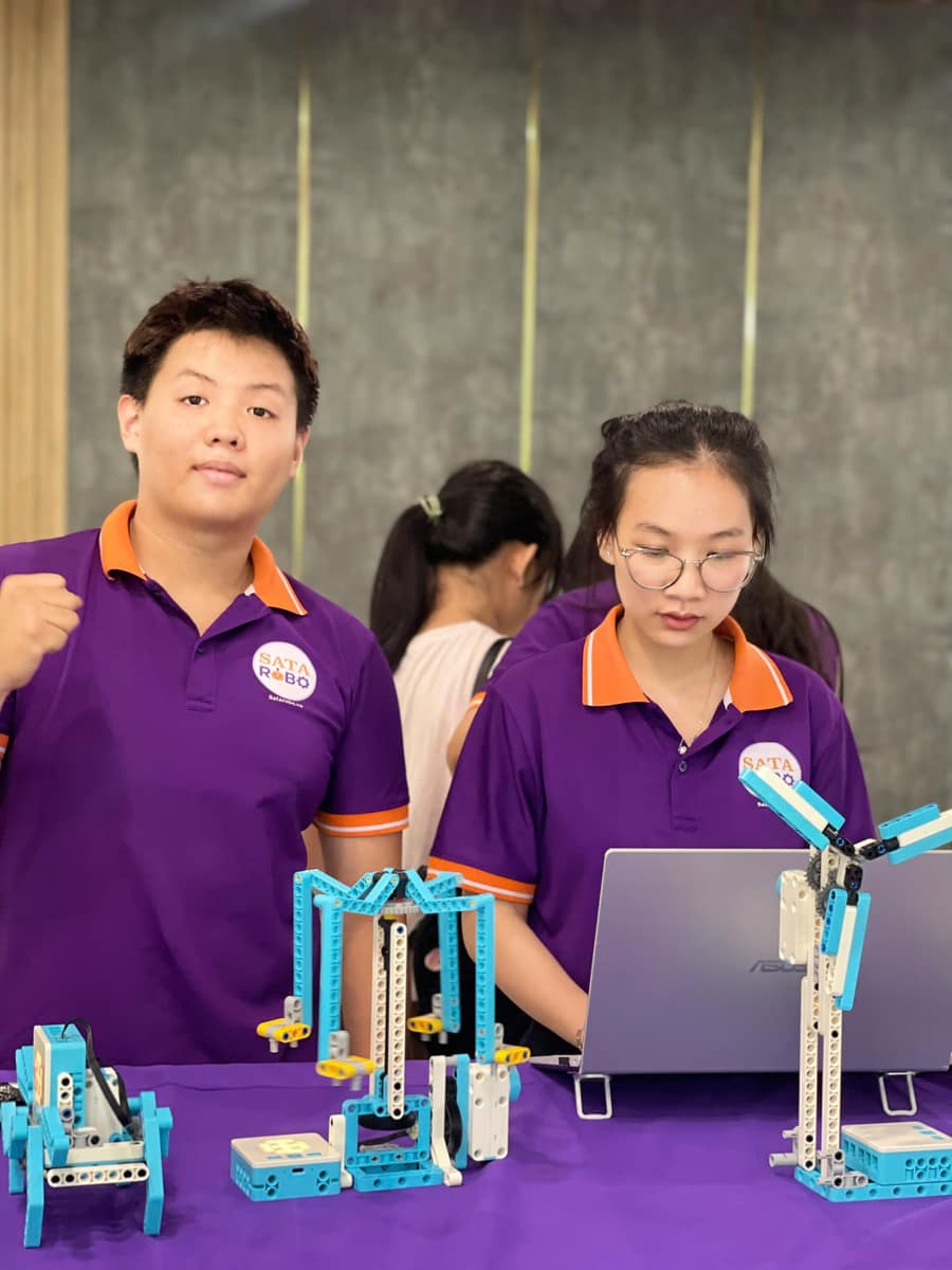 Gian trải nghiệm robot của Sata Robo tại giải