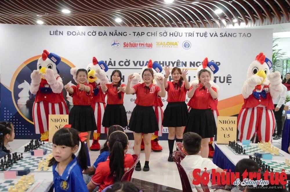 Sân khấu lễ khai mạc giải với linh vật và đội văn nghệ