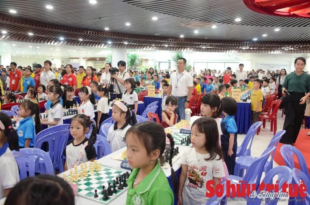 Toàn cảnh hội trường thi đấu với đông đảo kỳ thủ nhí
